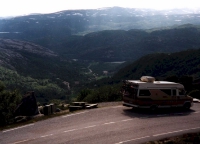 Vom Fjell führt die Straße in Serpetinen nach Suleskar