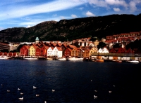 Bergen: Am nördl. Kai stehen die alten Holzhäuser der Brygge